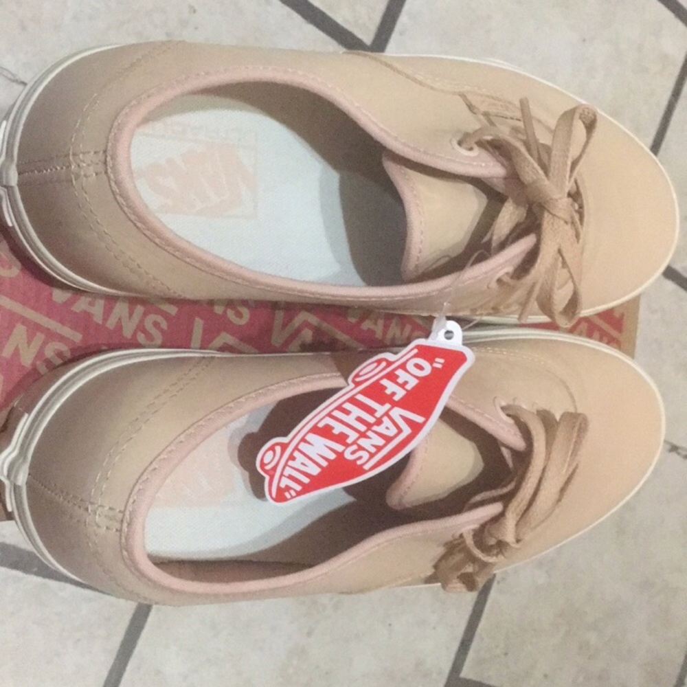 Brandnew Vans leather fashion sneaker